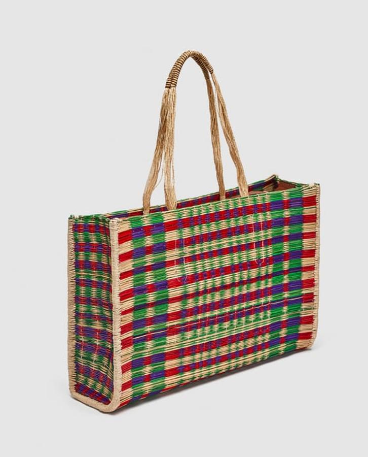 Este es uno de los  'it bags' de esta primavera-verano . Por eso hemos decidido que sea uno de los imprescindibles esta temporada. Zara propone en su web muchos diseños diferentes como este, de tejido de esterilla, como también de rafia (otra de las tendencias de la temporada). Para este verano nos hemos decantado por este  bolso shopper de colores  cuyo precio es: 39,95 euros.