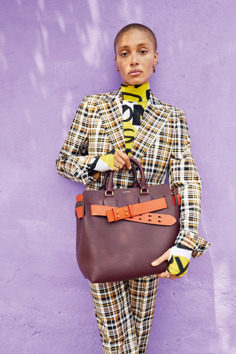 Burberry tiene nueva imagen, la modelo Adwoa Aboah. En la nueva campaña, fotografiada por Juergen Teller, la top -de padre ganés y madre británica- posa con los nuevos diseños de la marca, que mezclan los cuadros british con colores fuertes y estampados de grafiti.