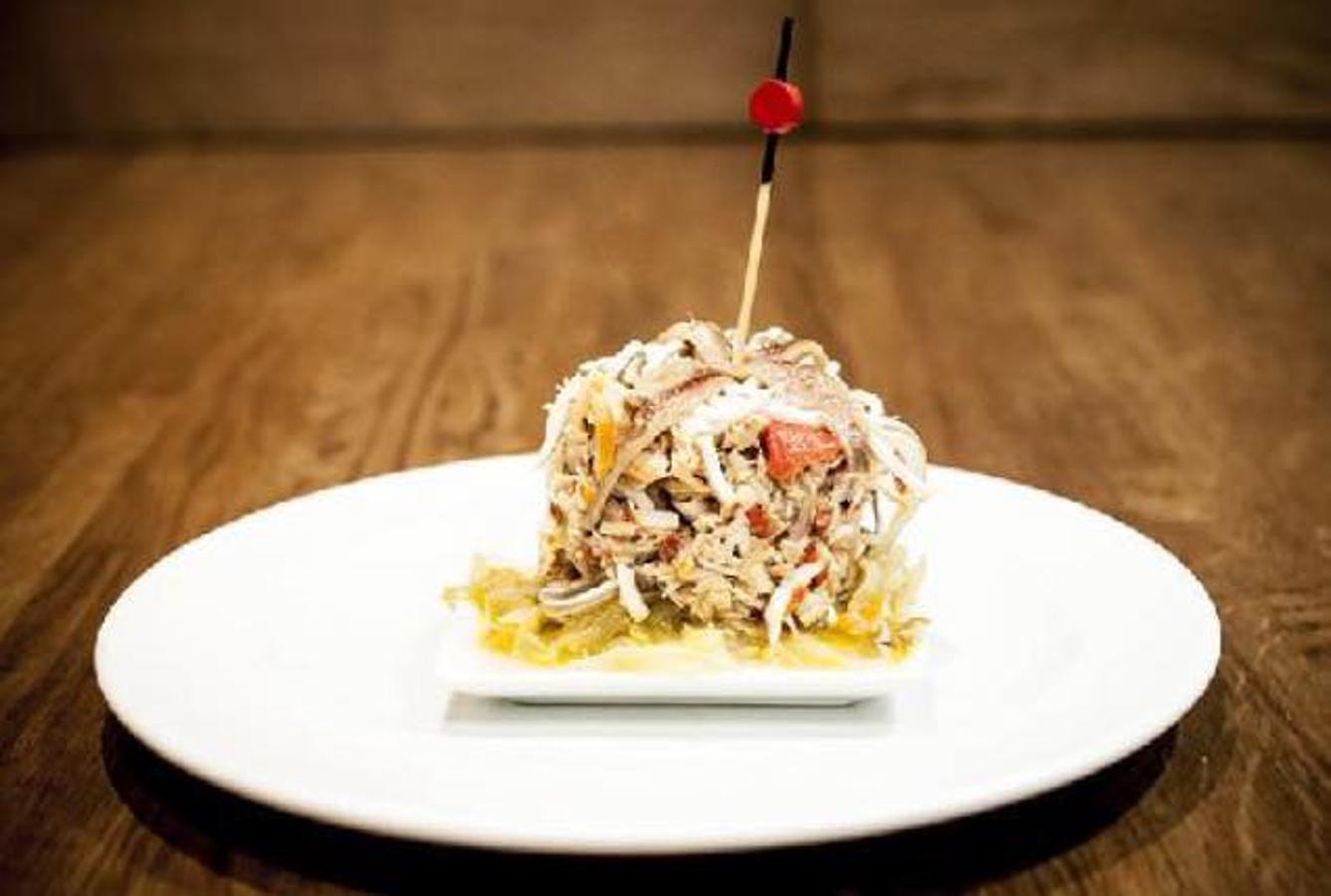 En la calle Estafeta de Pamplona elstá el Bodegón Sarria, donde sirven una deliciosa ensaladilla con aceitunas, bonito y, por supuesto, pimientos de Tudela.