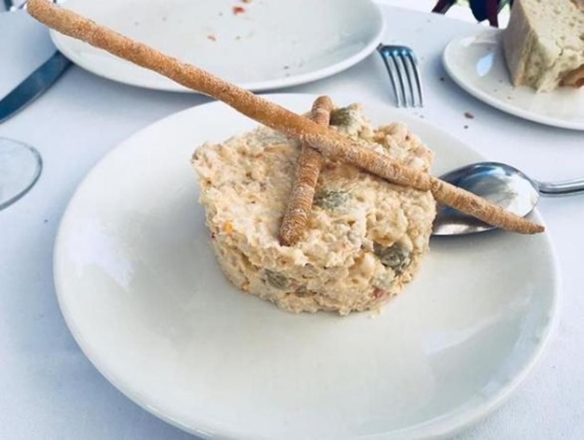 Para picar en la barra, para tomar como aperitivo o para compartir en mesa, sea como sea, si vas a La Máquina (Calle Sor Ángela de la Cruz, 22, de Madrid), no puedes salir de allí sin probar su ensaladilla.