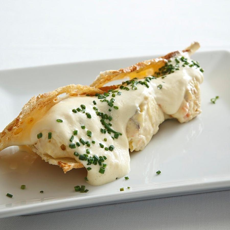 El dos Estrellas Mochelín Francis Paniego prepara una ensaladilla con encurtidos, mahonesa ligera y atún en Tondeluna (Calle Muro de Francisco de la Mata, 9, Logroño) que debe de ser pecado...