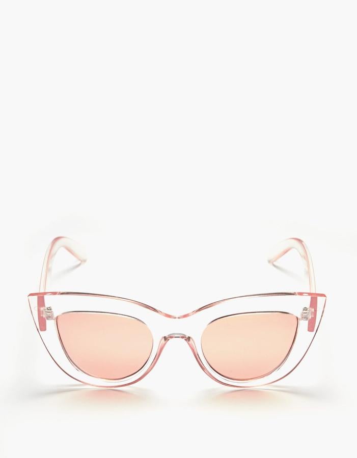 La gafas cat-eye es otro de los indispensables para este verano. Laura Escanes, Lovely Pepa o Alessandra Ambrosio ya las tienen entre sus complementos favoritos. A nosotras nos han enamorado  estas de Stradivarius  que solo cuestan 9,99 euros.