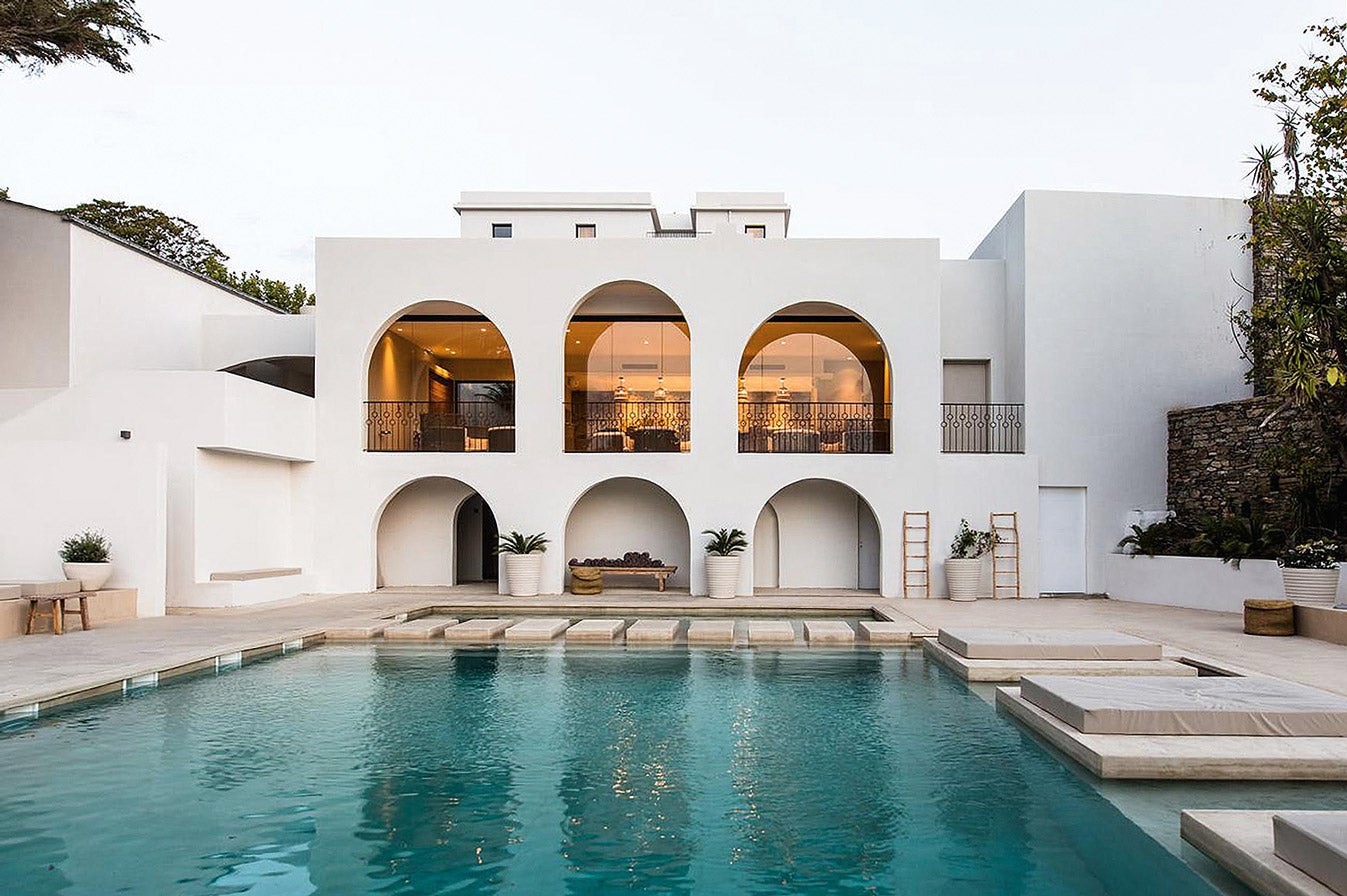 Misincu Hotel es una gran mansión en la isla de Córcega, transformada en un lujoso hotel boutique de 29 habitaciones, con dos restaurantes, spa, piscina y acceso directo a una preciosa cala. hotel-misincu.com.