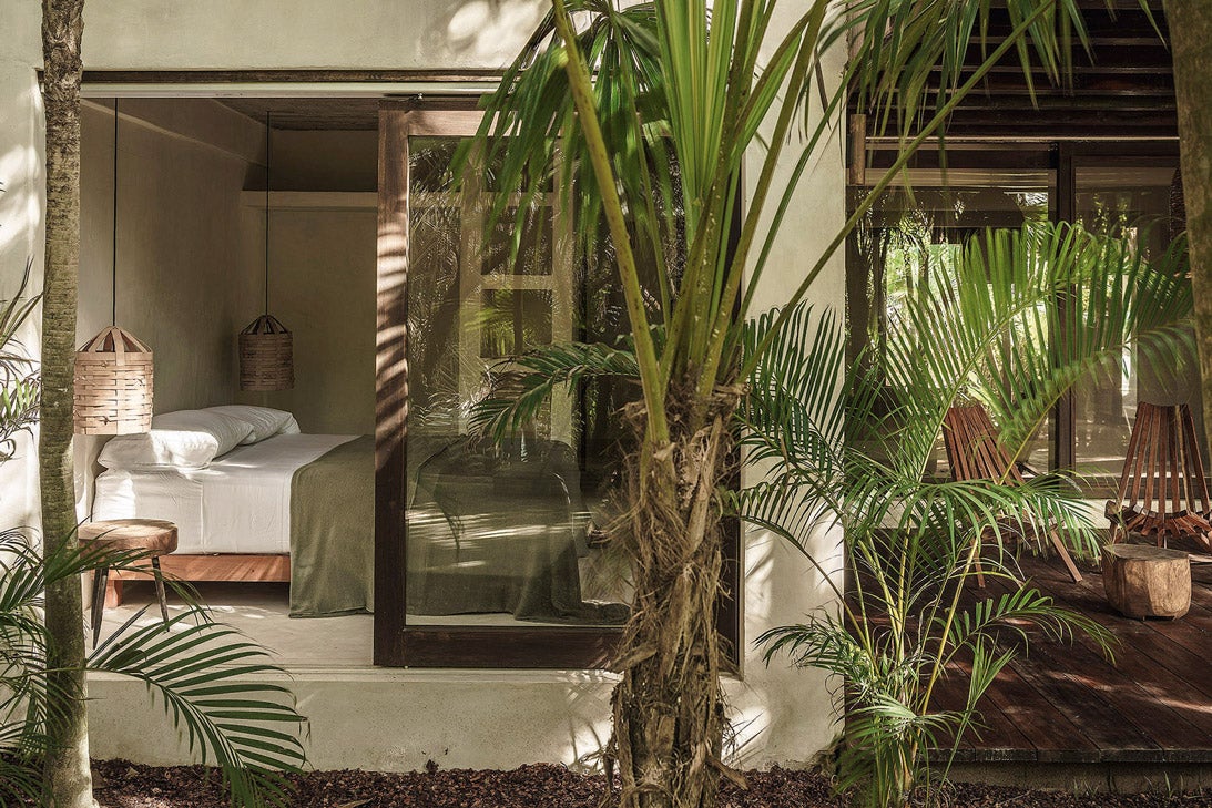 La ciudad de Tulum, en el caribe mexicano, es ideal para los amantes del boho-chic. Tree House te permite alquilar la casa entera o habitaciones individuales. tulumtreehouse.com.