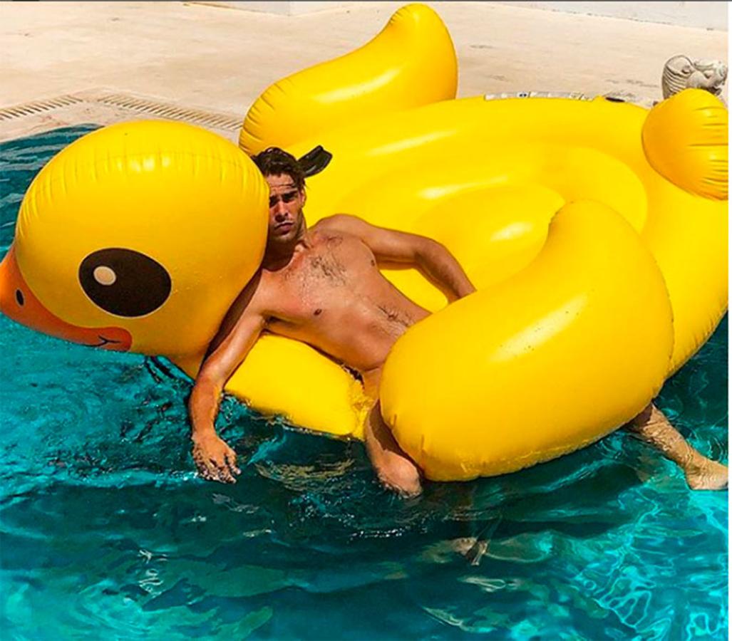 Jon Kortajarena, desnudo en la piscina , tapándose de manera estratégica, en una foto de su Instagram.