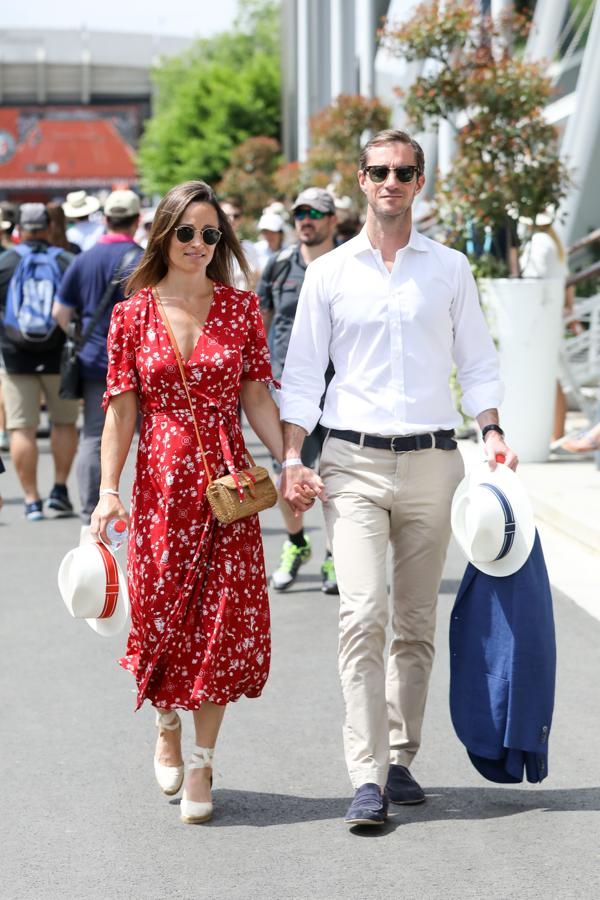 El vestido de Polo Ralph Lauren con el que hemos visto a Pippa Middleton en Roland Garros es perfecto para tus looks de día esta primavera. Cruzado, con estampado en blanco y largo midi, lo podrás combinar con un sinfín de complementos y se convertirá en tu aliado de estilo perfecto de la temporada.