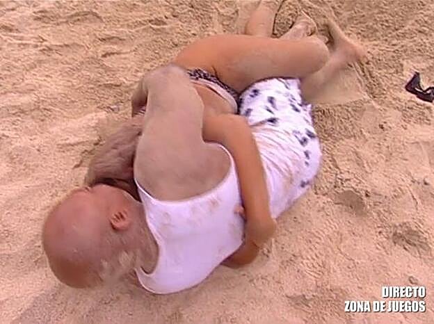 Raquel Mosquera a Isi revolcándose en la arena de la isla de 'Supervivientes 2018'.