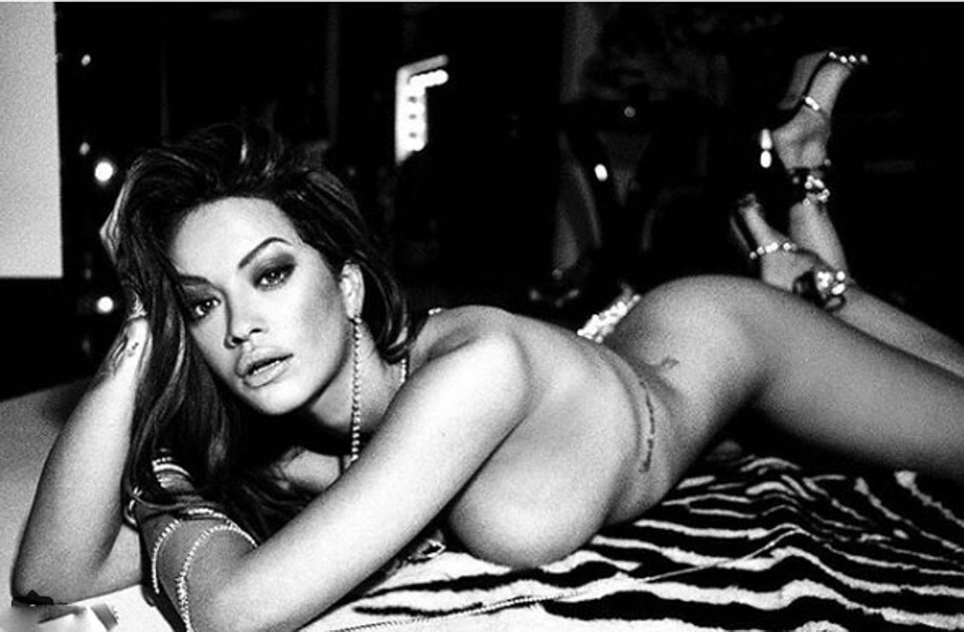 De esta manera,  desnuda, posa Rita Ora en su cuenta de Instagram.