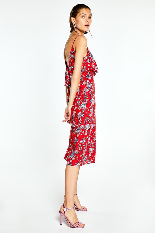 De tirantes y largo por la rodilla, este vestido estampado de Sfera cuesta 15.99 euros.