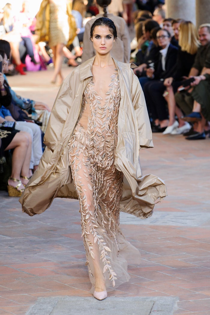 Blanca Padilla desfilando para A. Ferretti.