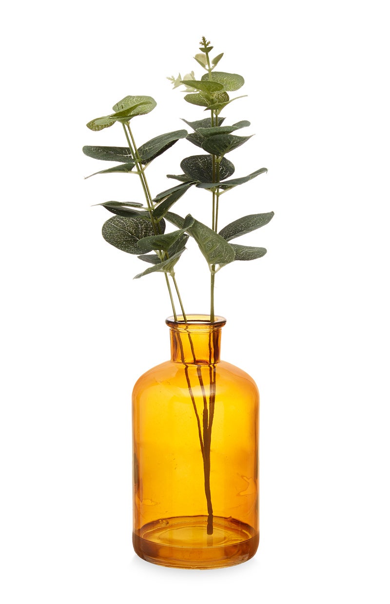 Jarrón de vidrio: ¡Color! Este jarrón de vidrio ámbar puedes llenarlo también con la decoración que prefieras dentro, o poner tus flores favoritas.