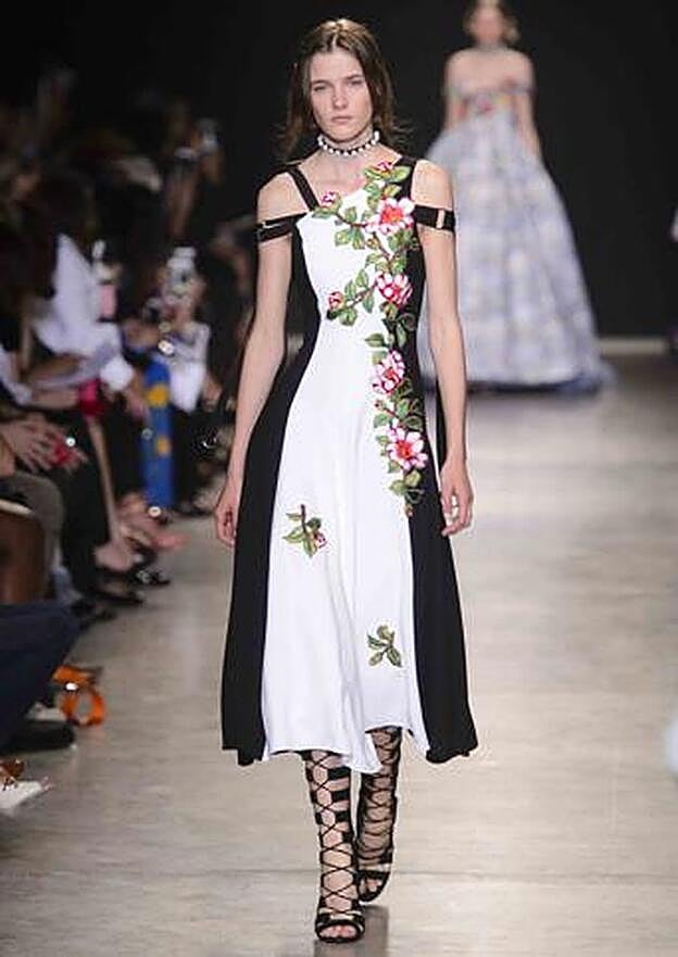 Este fue uno de los vestidos que la actriz Aura Garrido eligió para el Festival de Málaga.