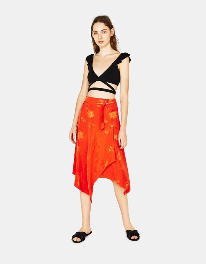 Falda pareo estampada en color naranja, 25,99 euros.