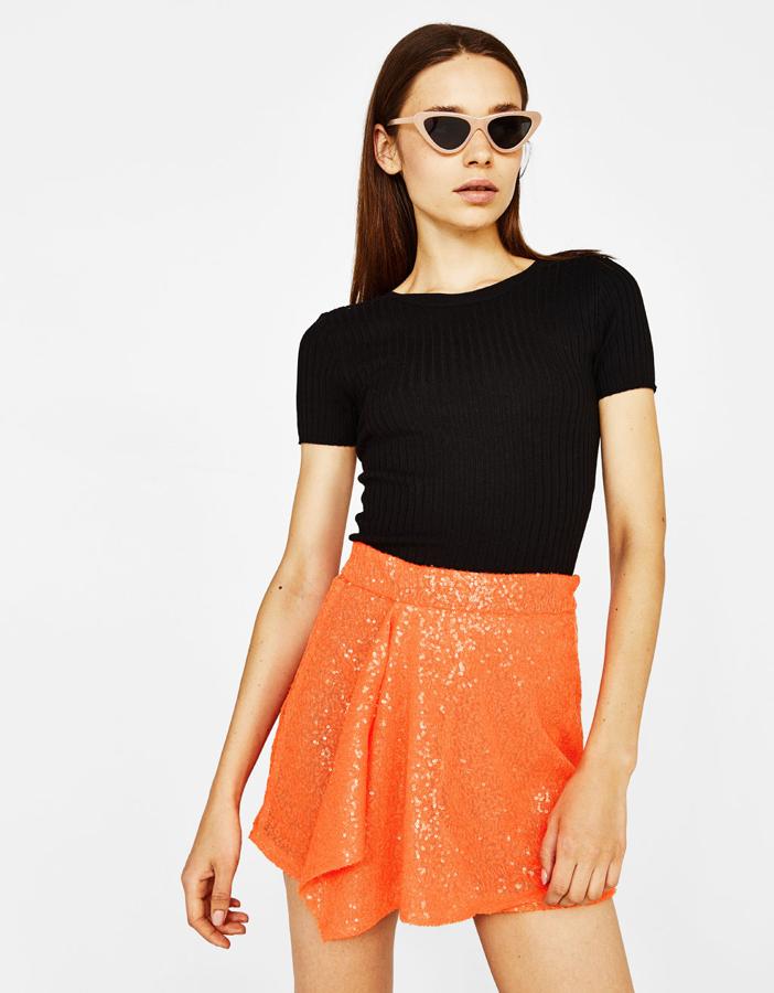 Falda pareo mini de lentejuelas en color naranja, 25,99 euros.