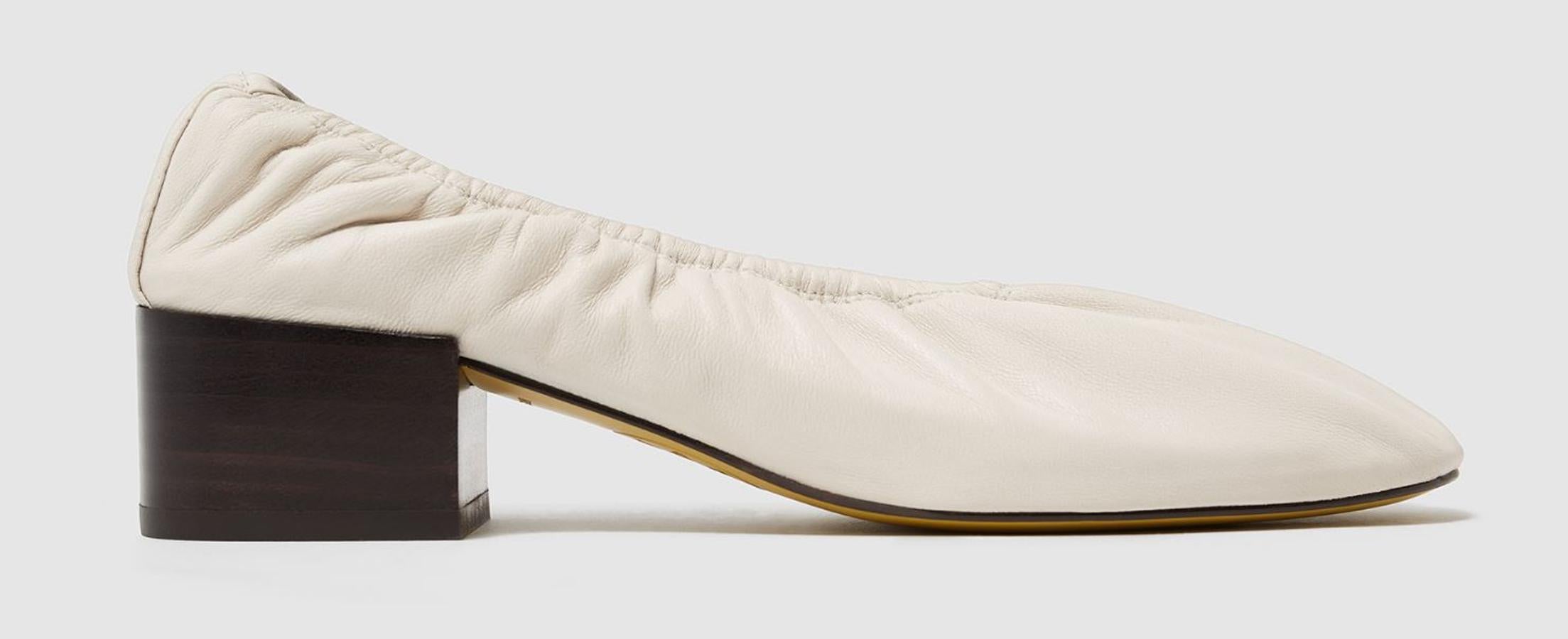 Tacón medio y blancas: Los veremos tanto en sandalias como en zapatos de salón. Bimba y Lola. Precio: 48 euros.  