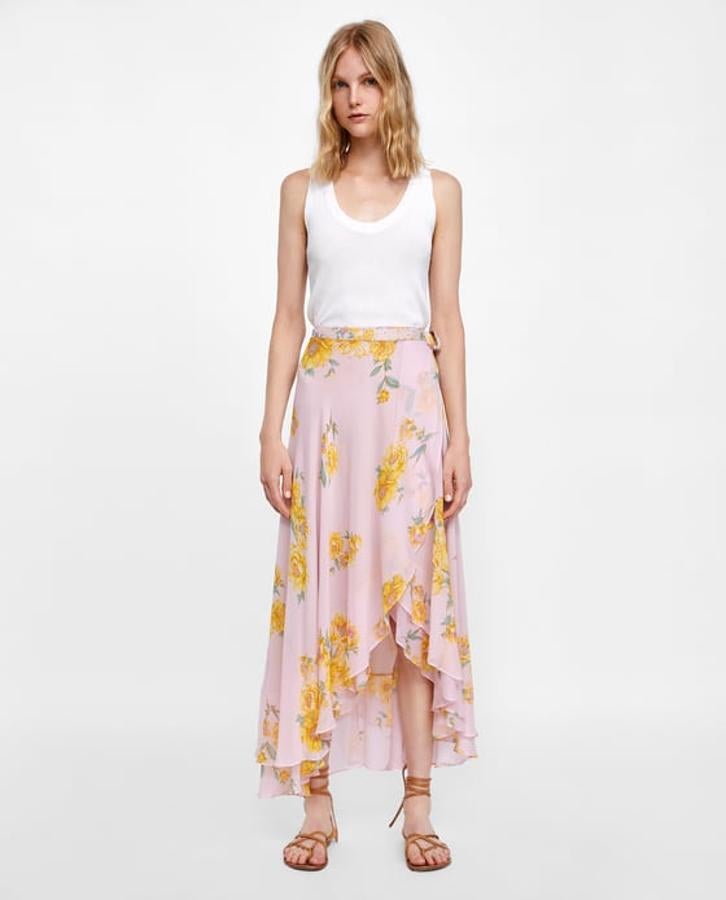 Falda pareo con estampado floral y en color rosa, 49,95 euros.