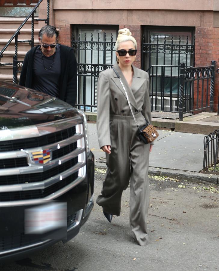 Si la mayoría de los looks de esta galería son demasiado extravagantes para el común de las mortales, lo cierto es que esta manera de llevar el traje, con la americana por dentro del pantalón, nos parece una de las ideas de estilo más inspiradoras de Lady Gaga...