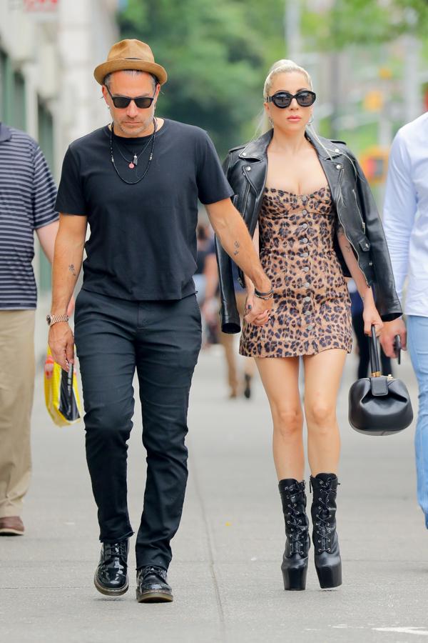 Hay formas elegantes de llevar el 'animal print'  y luego está Lady Gaga, que combina este minivestido de leopardo ( lo tienes muy parecido, pero más 'cuqui', en las rebajas de Zara por menos de 8 euros ), con biker de cuero ( nuestras favoritas, aquí ) y botines con maxi plataforma.