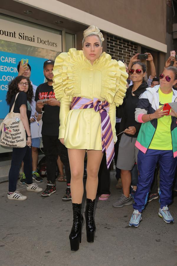 El amarillo se ha convertido, sin lugar a dudas, en el color de la primavera-verano, y Lady Gaga se suma a la tendencia con este nada discreto vestido con volúmenes de Viktor&Rolf, que combina (¡y nos encanta!) con un pañuelo a modo de cinturón y sus ya característicos botines de plataforma imposible.