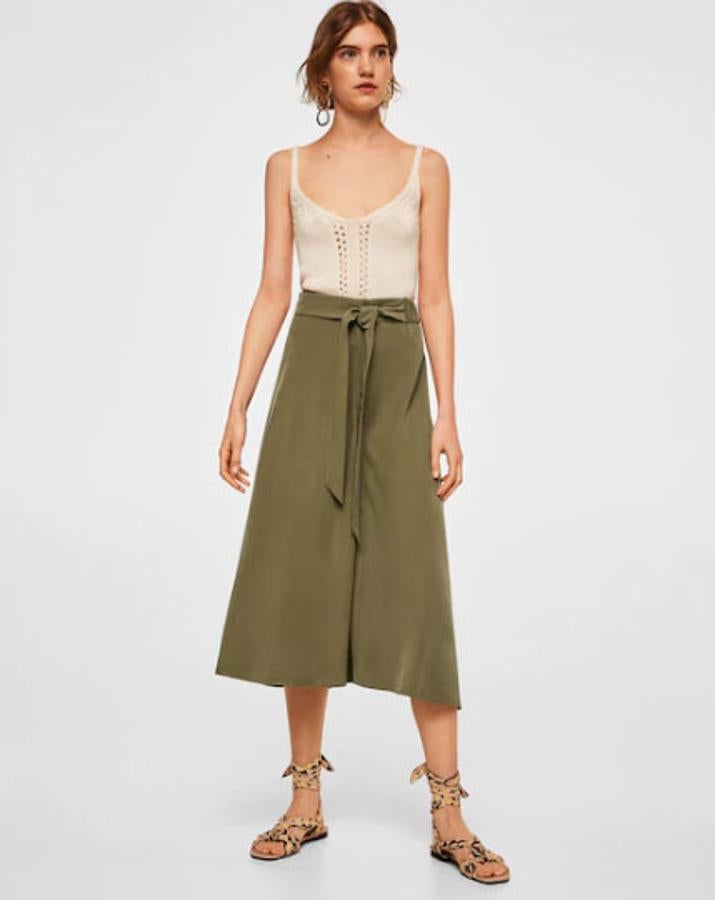 Falda pareo midi en color khaki, 29,99 euros.