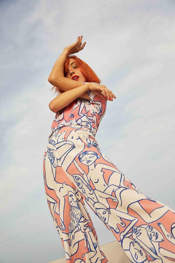 Las mujeres desnudas son muy Miranda. Esta vez las ha dibujado en azul sobre fondo rosa.