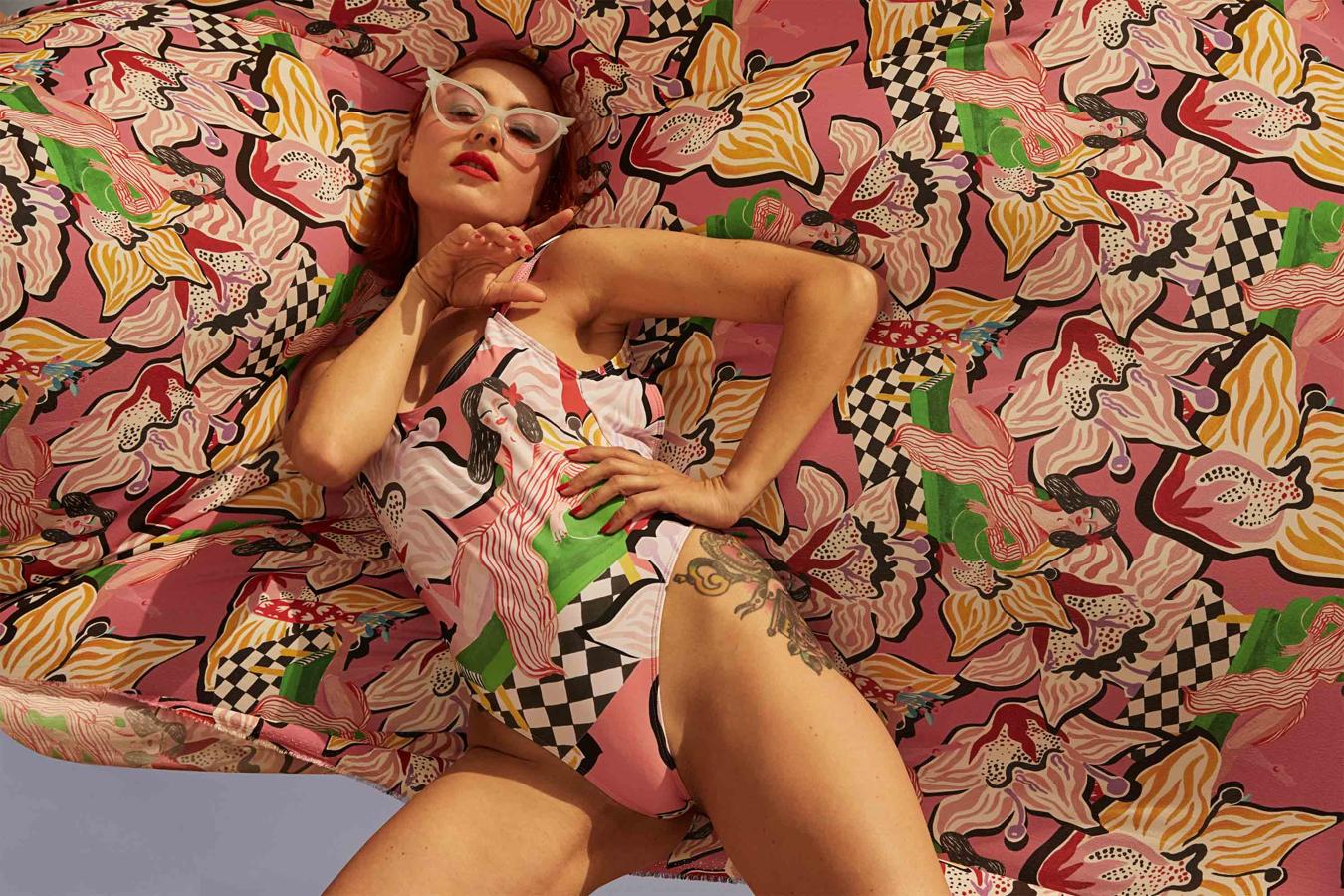 La colección es colorista y muy sugerente, una fiel representación del trabajo al que nos tiene acostumbrada Miranda. En este estampado predomina el rosa y el verde y se puede adivinar la figura de una mujer tumbada en un diván.