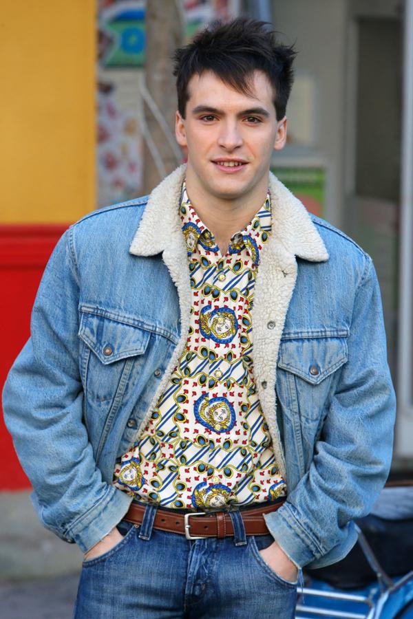 Ricardo Gómez durante un rodaje, haciendo de 'Carlitos'.