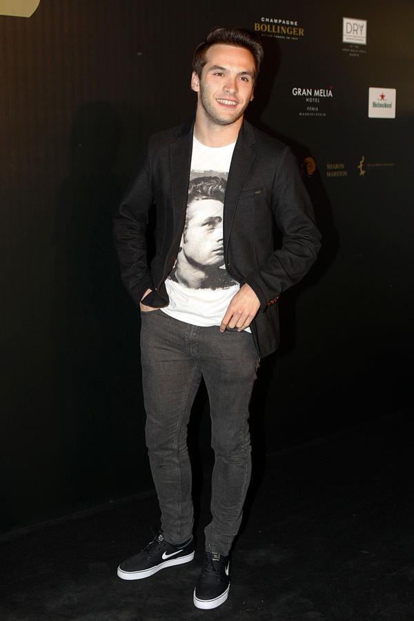 Ricardo Gómez posando para un photocall.