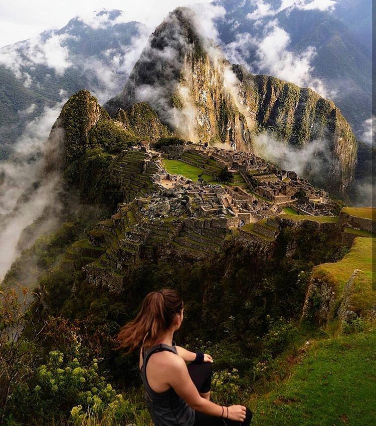 Machu Picchu es una de las Nuevas Siete Maravillas del Mundo. El Santuario está conectado con varios sitios arqueológicos a través de la red del Q’apaq Ñan (Camino Inca), que actualmente cuenta con seis rutas disponibles (cuatro largas y dos cortas), lo que hace que sea uno de los trekkings más conocidos del mundo. Para sentir el misticismo que la rodea, recomendamos subir también a la montaña de Huayna Picchu y disfrutar de una panorámica sin igual.