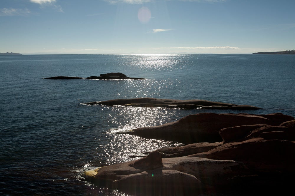 El lago Titicaca es uno de los patrimonios naturales más importantes del mundo, además de ser una fuente de recursos para las comunidades que habitan en los alrededores, que mantienen vigente ancestrales costumbres y tradiciones.