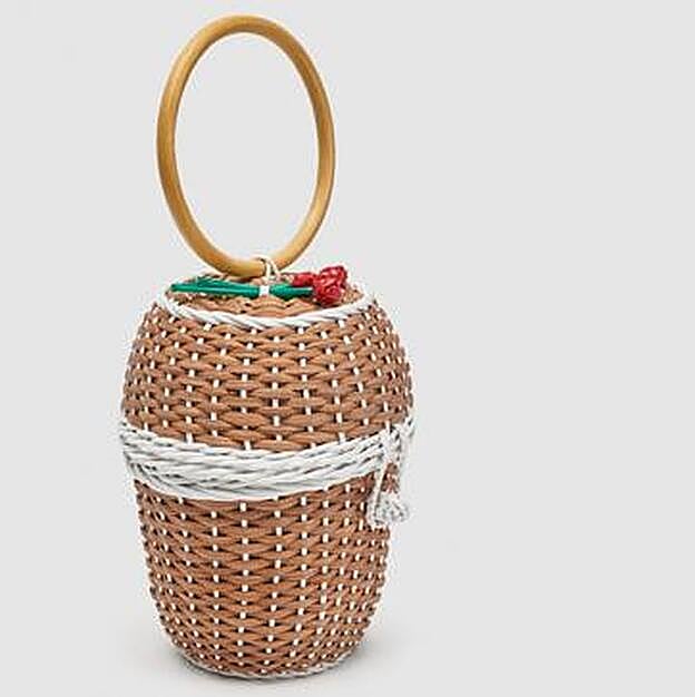 CESTA DETALLE FLORES DETALLE de ZARA. 29,95€. COLOR: Natural. 2416/304