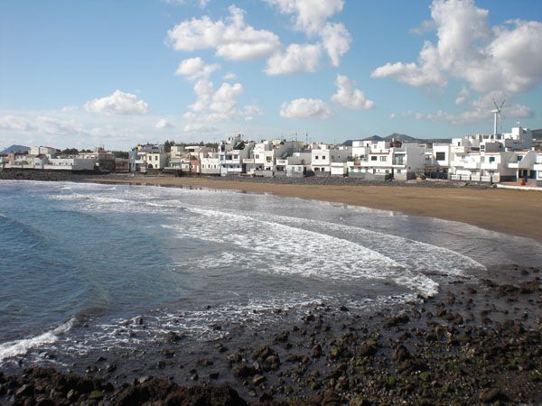 Se trata de una playa muy familiar y tranquila en la que poder disfrutar de unas vacaciones en compañía de los que más quieres. La playa Ojos de Garza está flanqueada por las pequeñas casitas del municipio de Telde, en Gran Canaria.
