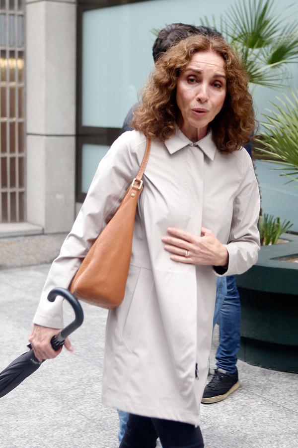 Ana Belén en la capilla ardiente de María Dolores Pradera.