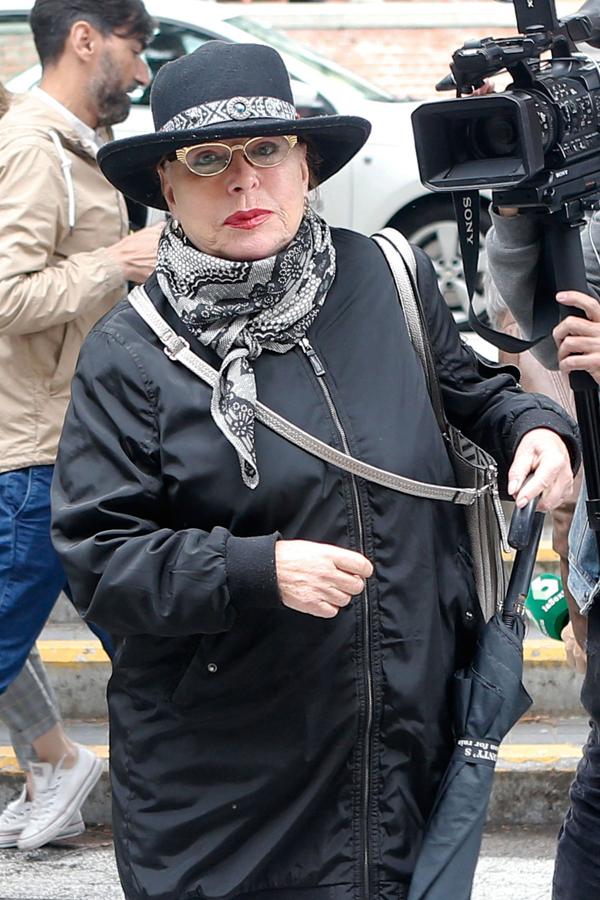 Massiel, visiblemente afectada por la muerte de María Dolores Pradera.