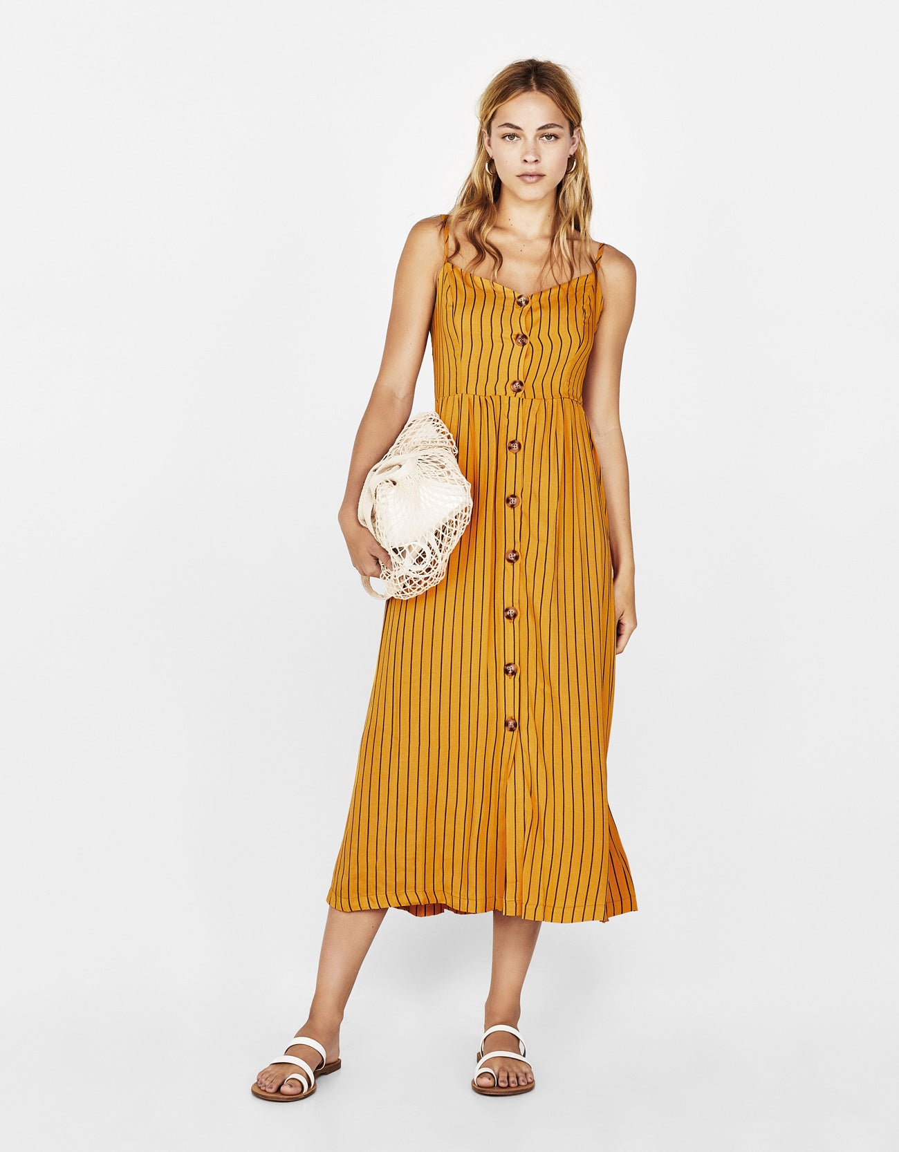 Con rayas verticales sobre fondo amarillo, de Bershka (25.95 euros).