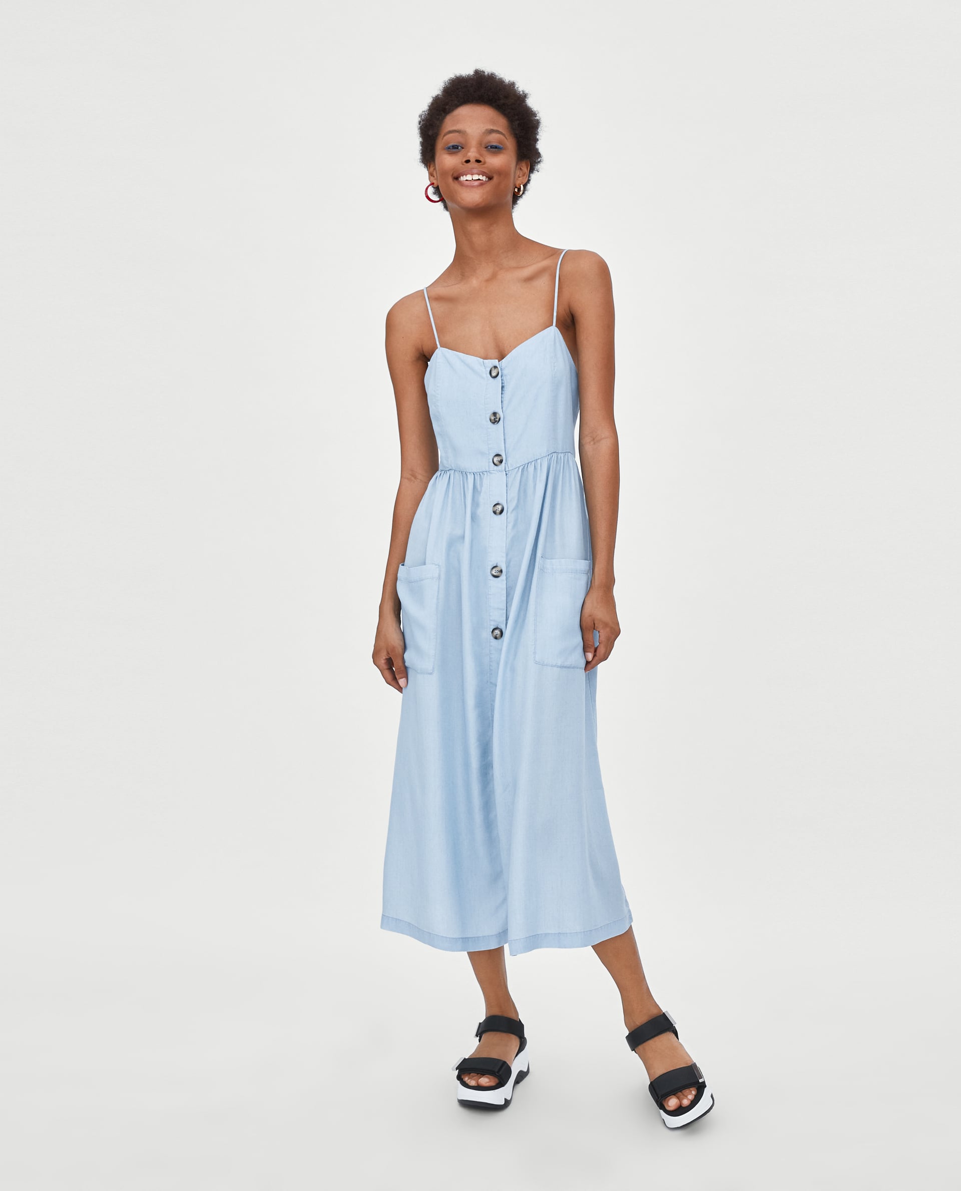 En azul lavado, con bolsillos delanteros y tirante espagueti, de Zara (29.95 euros).