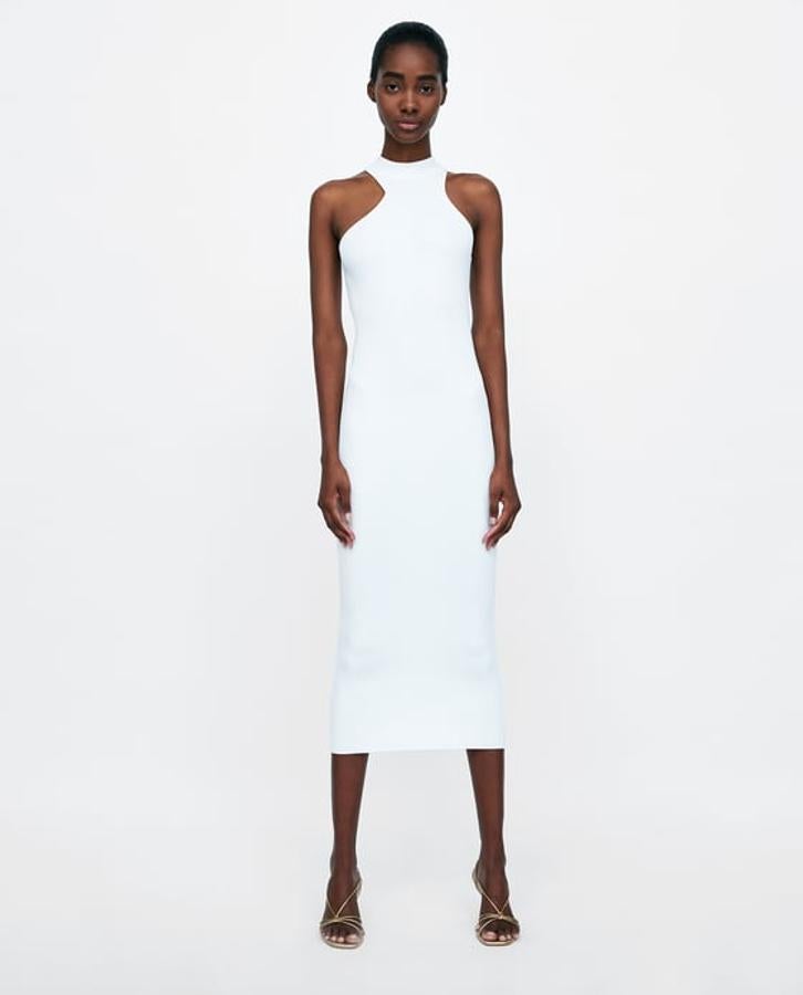Vestido de canalé cut out en color blanco, 25,95 euros.