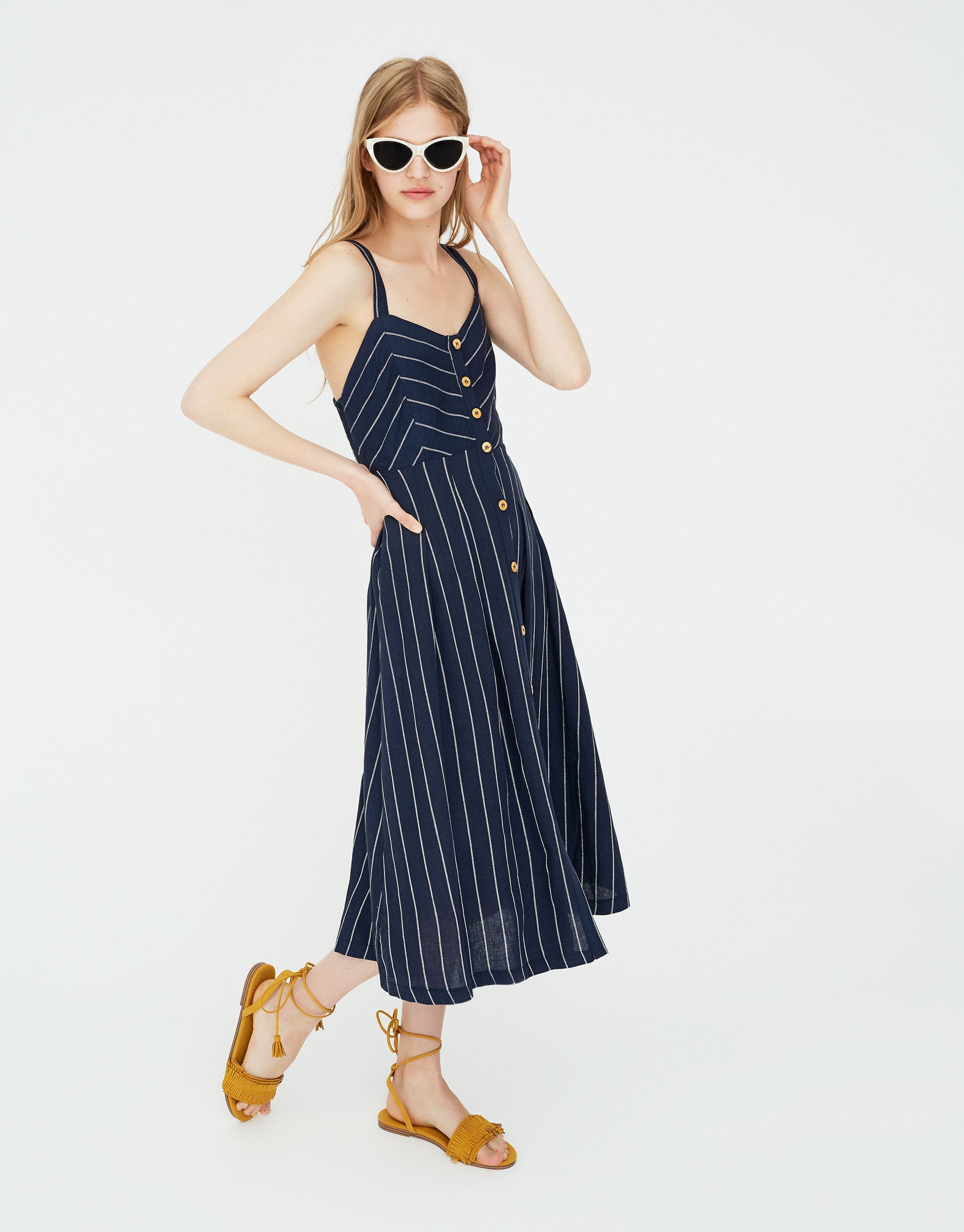 En azul marino, con estampado de raya diplomática, de Pull&Bear (29.95 euros)