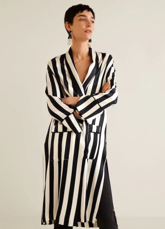 También en blanco y negro pero mucho más luminoso es este caftán de Mango, con potencial para vestir cualquier noche de verano pero también como genial idea para acercarse a la playa derrochando estilo.