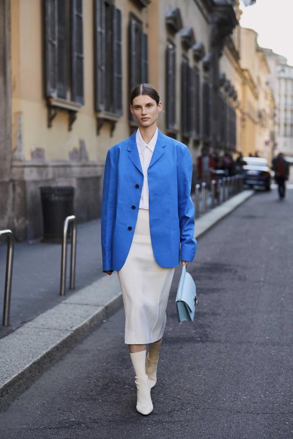 El azul es uno de los colores de la nueva temporada  y elegirlo en una americana, un acierto. Combínala con blanco debajo o con vaqueros, triunfarás.