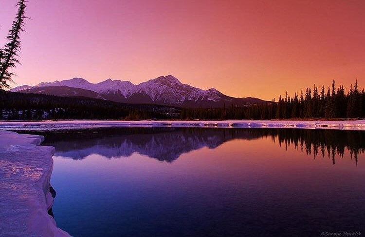 Los colores y paisajes del Parque Nacional de Jasper son un auténtico deleite para los sentidos, y nos hacen entender por qué Meghan y Harry han elegido este rincón de Canadá para pasar su luna de miel.