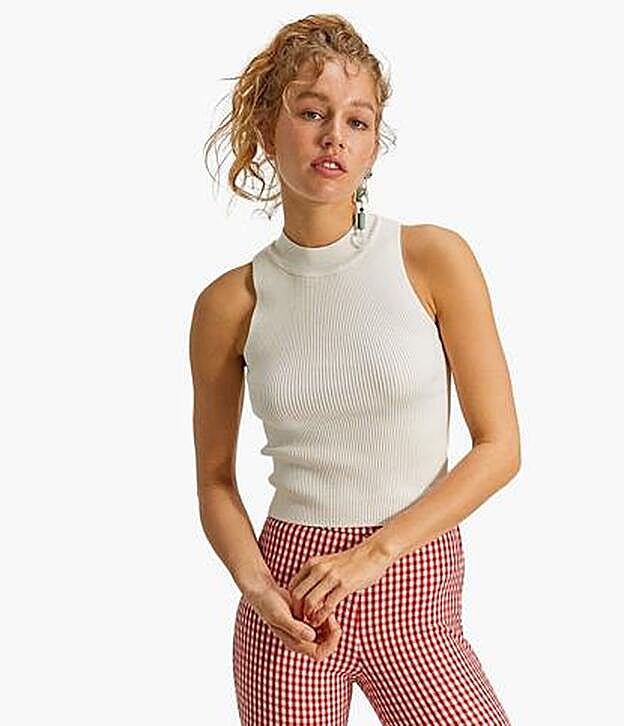 Top cuello halter canalé, 9,99 euros.