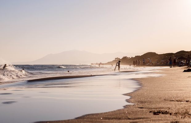 La playa de Cabopino es considerada la playa más distinta de la Costa del Sol y de Marbella. Es una playa menos turística y más natural en la que podrás disfrutar de unas vacaciones en pleno contacto con la naturaleza. Cerca de allí se encuentra un camping en el que acampar y vivir un verano distinto al típico alojamiento.