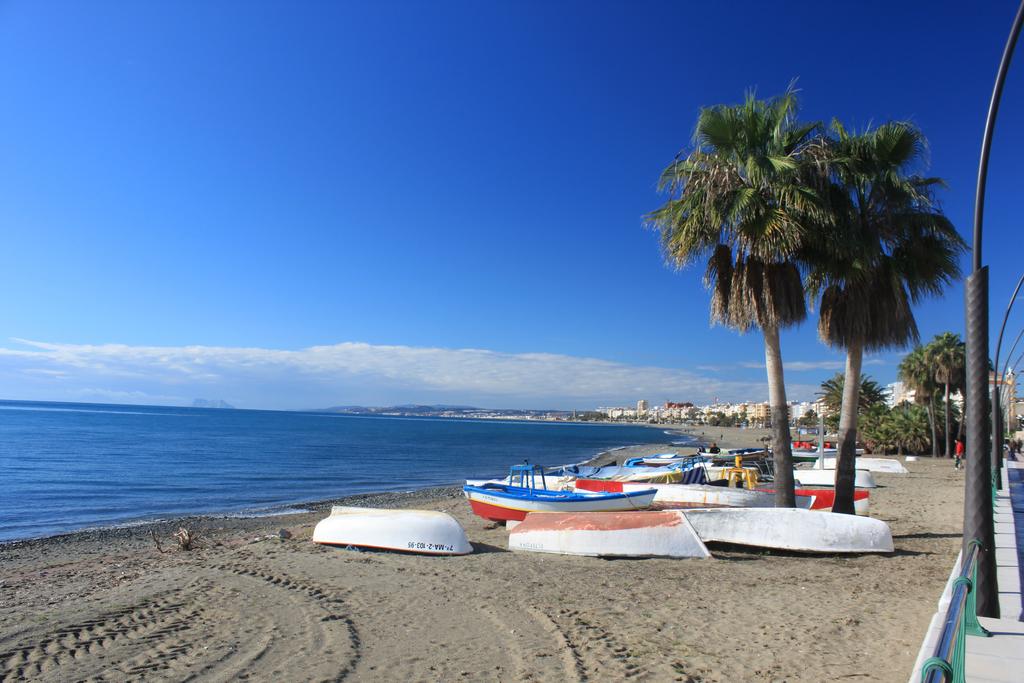La Rada (Estepona) se trata de una playa amplia y poco saturada, con todo tipo de chiringuitos en los que poder disfrutar de las mejores ofertas gastronómicas típicas de Málaga, como los espetos y los pescaítos fritos. Una delicia para tus vacaciones de verano.