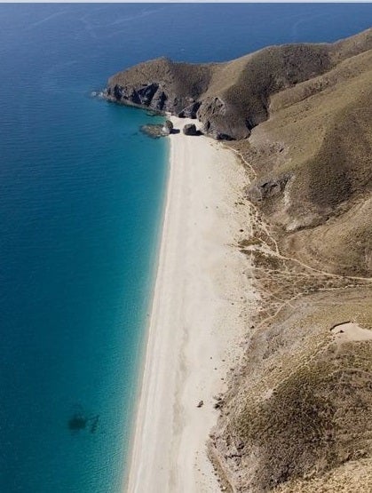 No podemos olvidarnos de la Playa de los Muertos, de nuevo situada en el Parque Nacional de Cabo de Gata (Almería). Se trata de una playa desierta, idílica, paradisiaca, allí no encontrarás ningún chiringuito, por lo que tendrás que cargar con tu propio kit de supervivencia si quieres disfrutar de esta maravilla de lugar durante un día entero. Te aseguramos que no te vas a arrepentir.