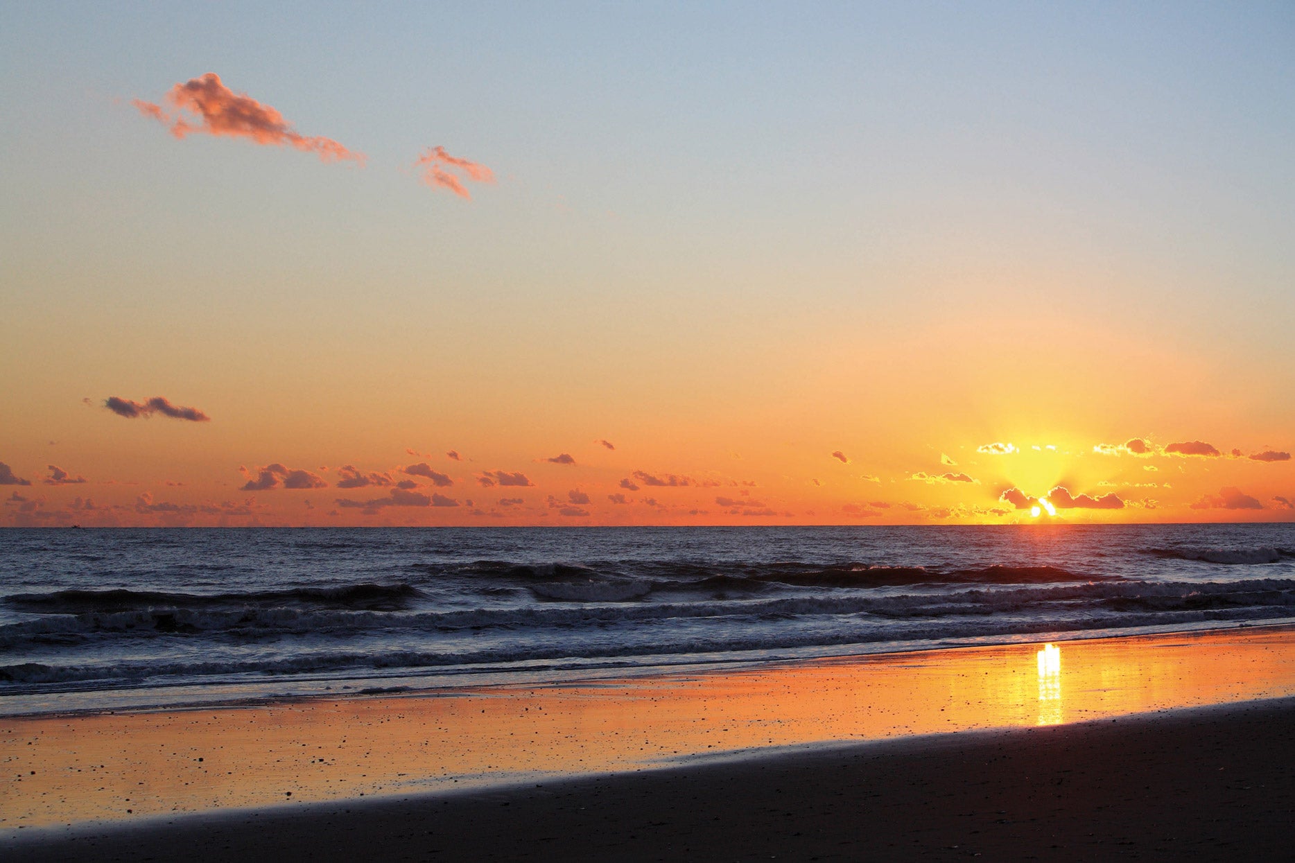 La playa de Punta Umbría, en Huelva es espectacular. Sus atardeceres son ideales para dar un paseo a lo largo de sus 3.800 metros de longitud. Una experiencia que no te puedes perder.