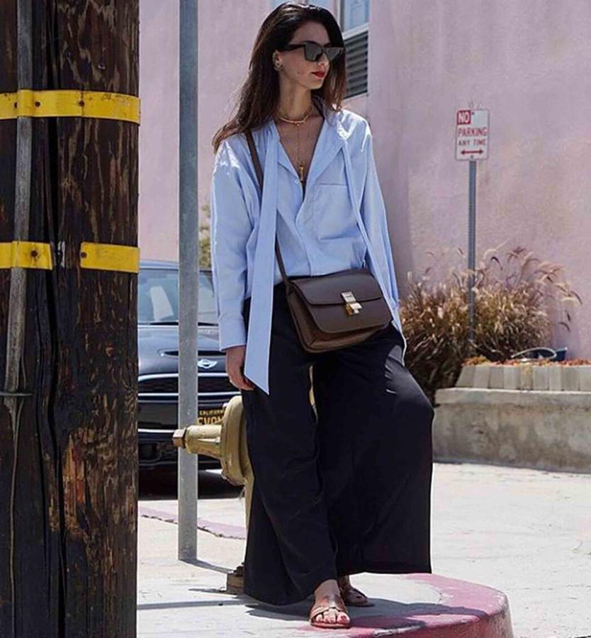 Conocida en Instagram como Miss Mondo, su look de camisa azul y pantalón palazzo es tan sencillo como impecable. Nuetsro look favorito para ir a la oficina a partir de ahora.