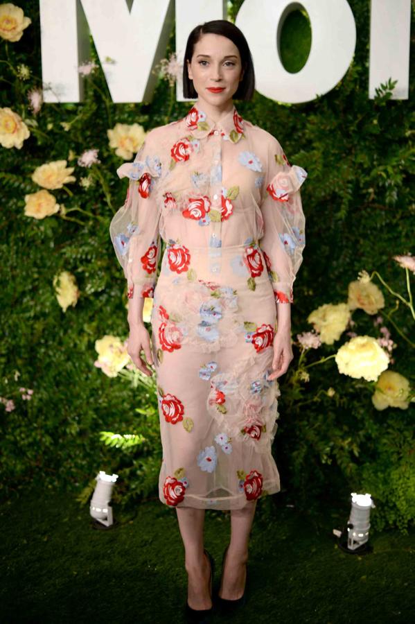 La cantante apostó para la Party in the garden del Moma por un vestido transparente en color nude con flores bordadas. Nos encanta verla tan romántica, porque no nos tiene acostumbradas.