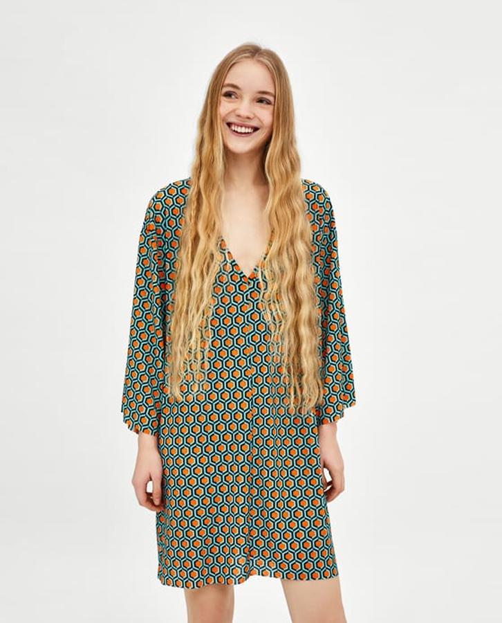 Vestido túnica con estampado en forma de nido de abeja, 15,95 euros.