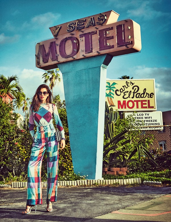 Top y pantalón de Emporio Armani. Sandalias de Elisabetta Franchi. El bolso lo firma Zara; las gafas de sol, Fendi, y el brazalete, Agatha Paris.